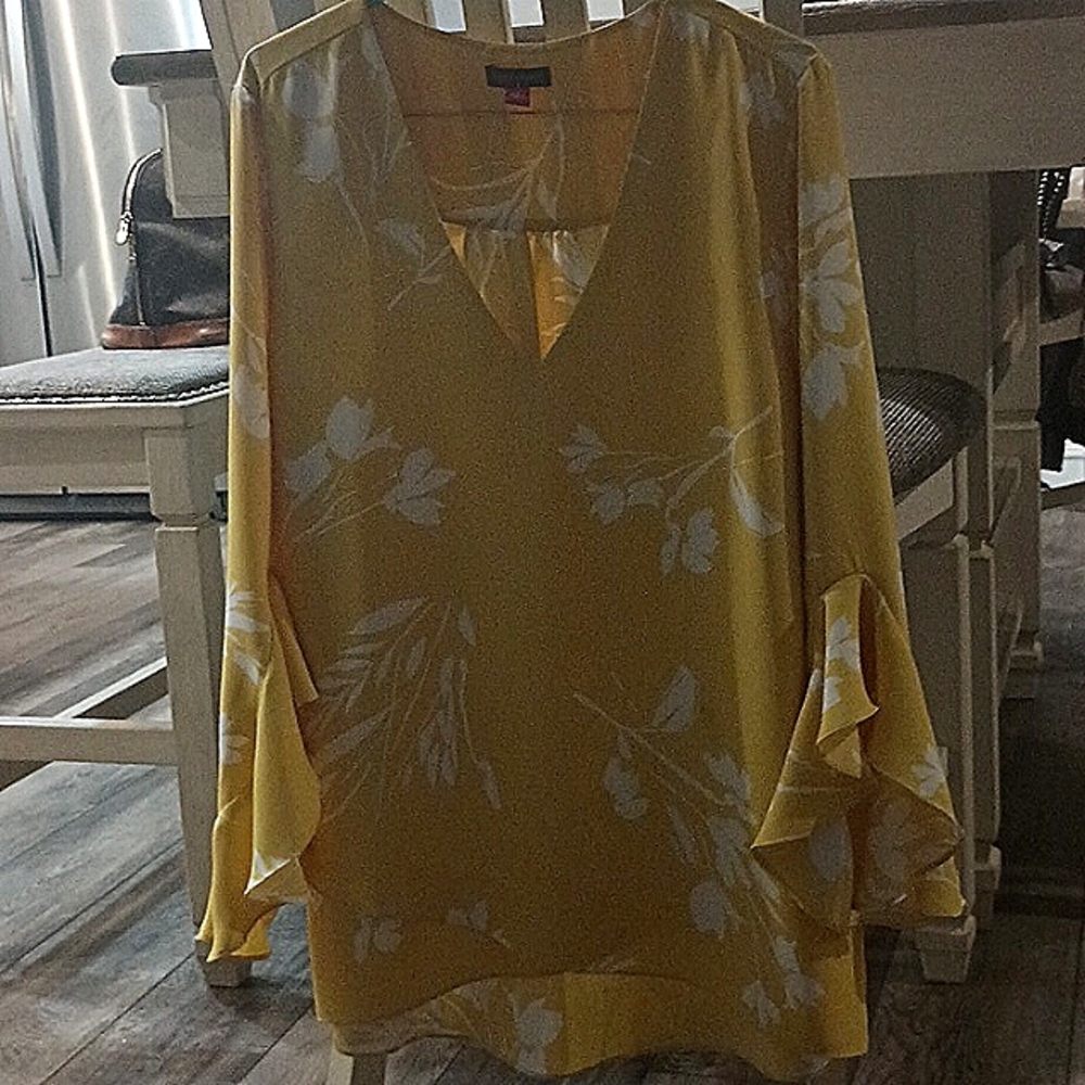 Yellow & white Vince Camuto, flared sleeves. Worn once. Xl